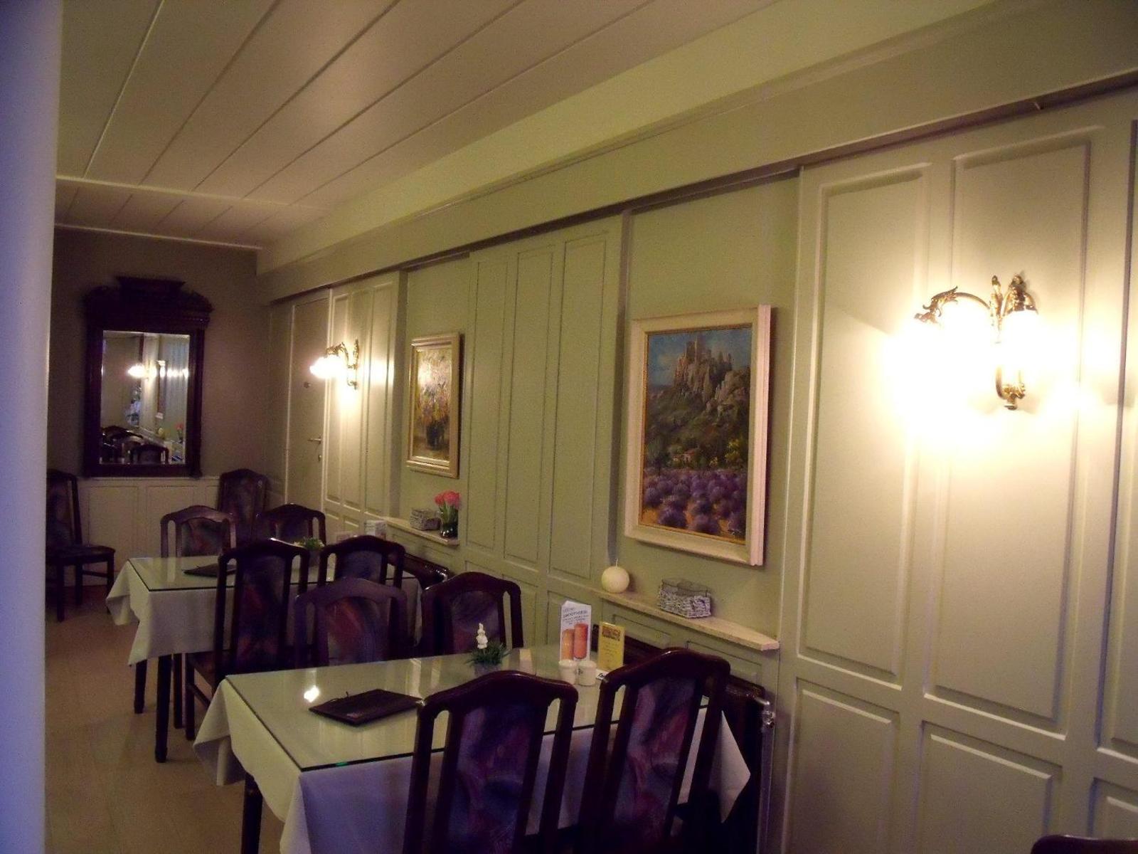 Classic dining room at Hotel Plaza